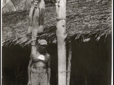 Le temps d&rsquo;une apparition 4 – Les poteaux Bisj des Asmat sculptés pour les morts, rendus aux&nbsp;sagoutiers