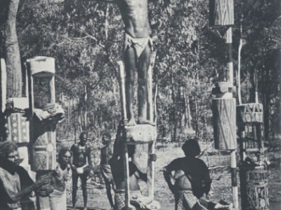Le temps d&rsquo;une apparition 2 – Les poteaux tutini des Tiwi : dressés autour de la tombe, abandonnés à la&nbsp;brousse